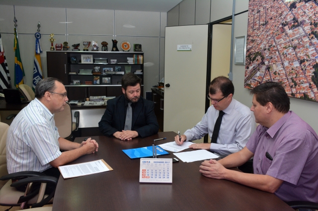Termo de doação foi assinado durante encontro no gabinete do prefeito Prado nesta quinta-feira