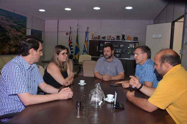 Prefeito Anderson Prado recebe, junto com vereadores Tipó, Nardeli e do diretor de Saúde, Ricardo Conti, nova médica que vai trabalhar em ESF do Jardim das Nações