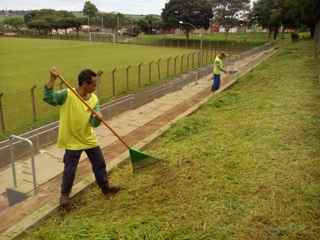 Trabalho de limpeza foi feito em área no entorno do campo de jogo