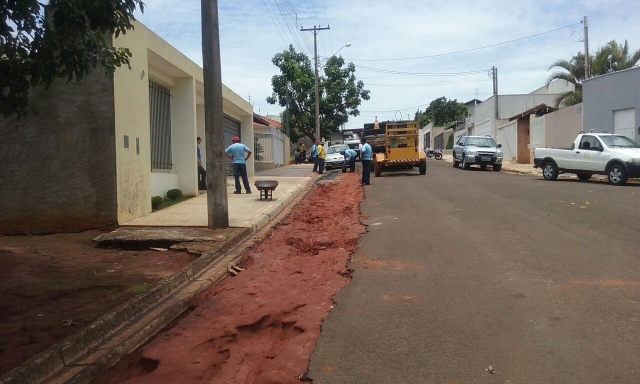 Na Rua Açoce foi feito reparo em trecho com asfalto danificado
