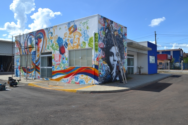 Futuras instalações da Etecri recebem grafiti do artista Cristiano Paccola