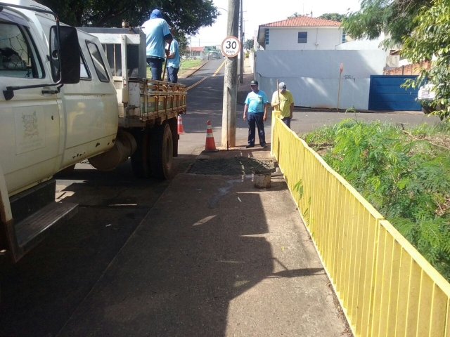 Passeio público estava danificado e dificultava passagem de pedestres