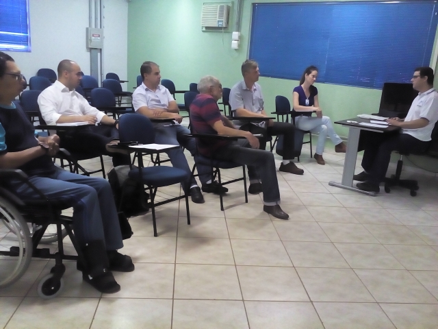 O educador ambiental Helton Damacena coordenou a reunião