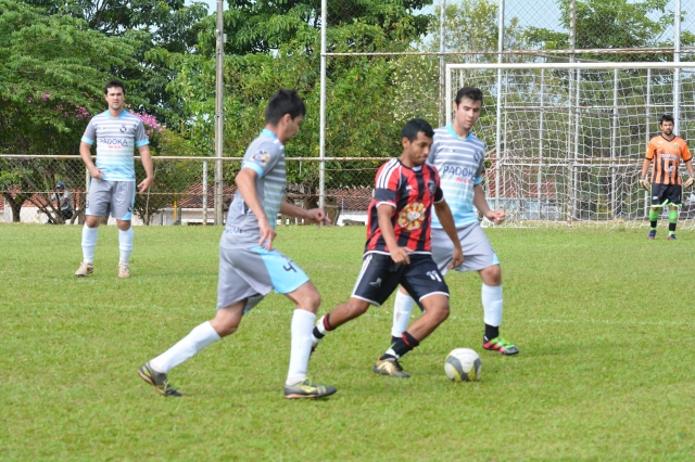 Renegados (vermelho e preto) goleouy o Real no domingo