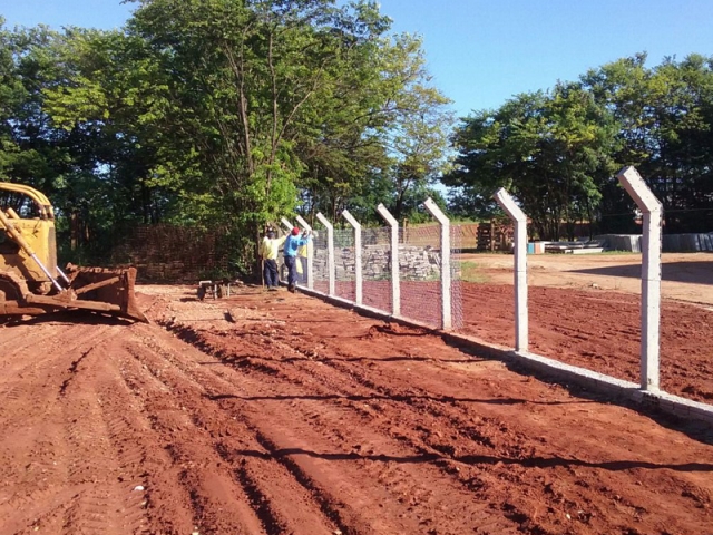 Recuperação do alambrado no entorno da fábrica foi iniciada nesta quinta-feira, 1º