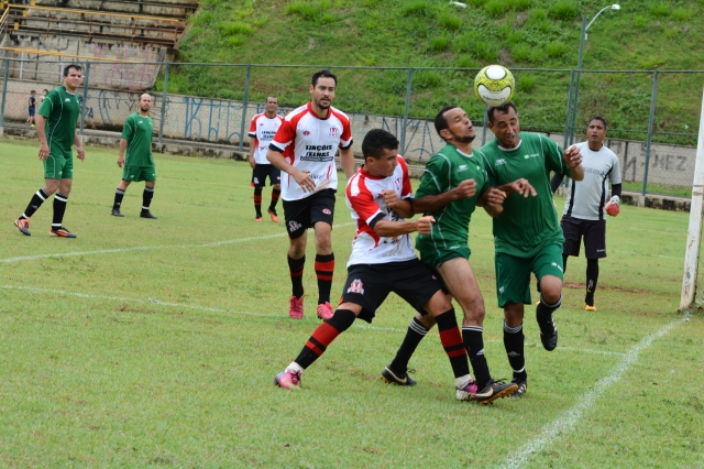 Duratex (uniforme verde) enfrenta o Redutor Tricolor em Alfredo Guedes