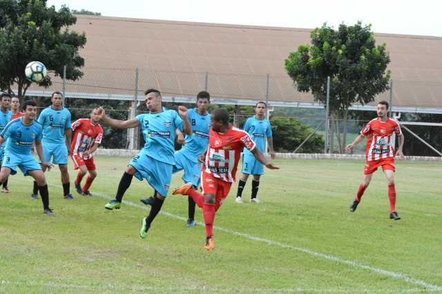 Expressinho (vermelho) foi o destaque da Copa Lençóis ao golear o Vila Nova