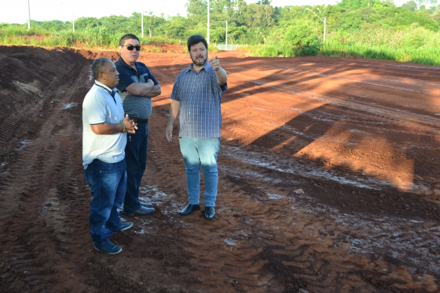 Prado visita início das obras do futuro campo de futebol society no Parque do Povo