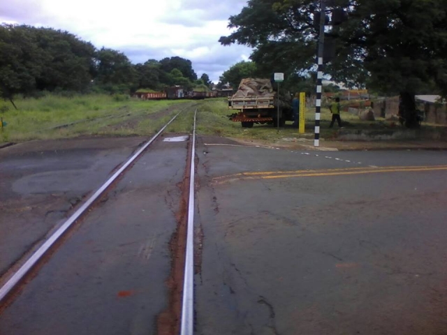 Rua Niterói, próximo a passagem da linha férrea, recebeu a manutenção e limpeza