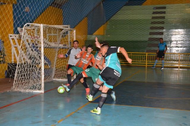 Lance da vitória da LPNET (camisas verdes claras com detalhes em preto) sobre o Atlético Caju