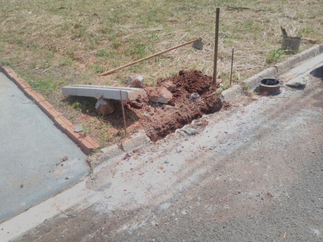 Conserto de guias e sarjetas deixam rua em condições de receber outras benfeitorias