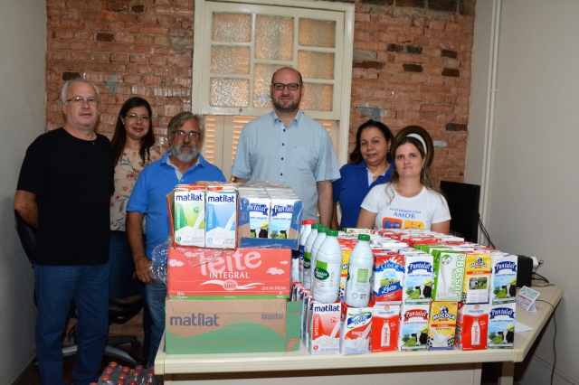 Diretor de Cultura Marcelo Maganha durante a entrega dos materiais arrecadados