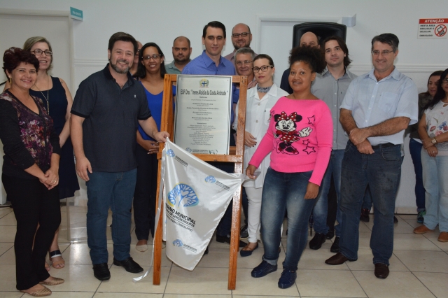 Prado durante o descerramento da placa que formalizou a entrega das obras na unidade de Saúde