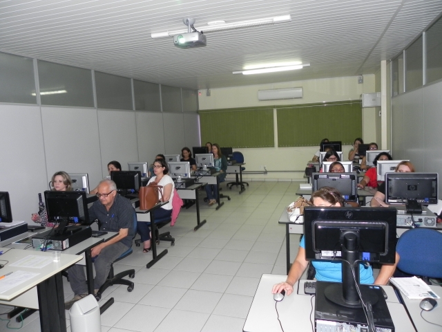 As 35 escolas da rede municipal de ensino, entre creches, educação infantil e fundamental enviaram secretários, ou representantes