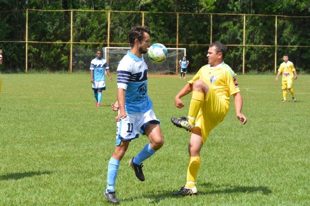 Nacional (uniforme azul) venceu o Esperantina em jogo disputado no Módulo Esportivo Zefiro Orsi