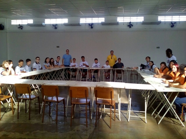 O educador ambiental Helton Damacena, representantes do Lions e da Cooprelp acompanharam os jovens