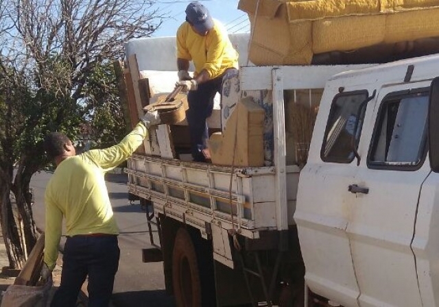 Não podem ser destinados entulhos da construção civil, resíduos vegetais de poda e galhos