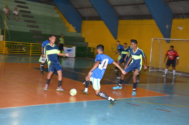 Lance da vitória do Só Tapa sobre o Unidos da Vila (camisas azuis e calções brancos)