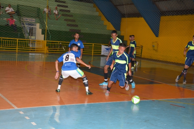Só Tapa (uniforme azul escuro) que venceu o Unidos da Vila enfrenta o Lar Doce Bar