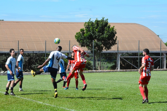 O Expressinho (uniforme vermelho) garantiu vaga para as quartas de final ao golear a Duratex