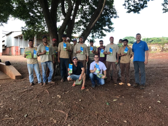 Participantes do encontro receberam material informativo ao final das palestras
