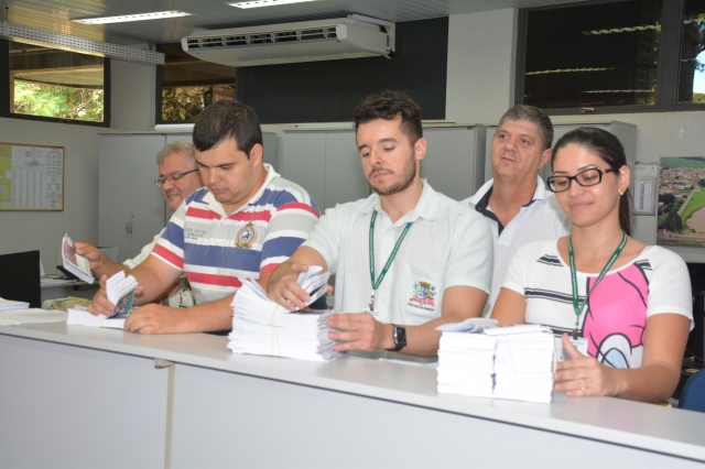 Servidores do setor de fiscalização da Prefeitura durante separação dos carnês de IPTU e ISS