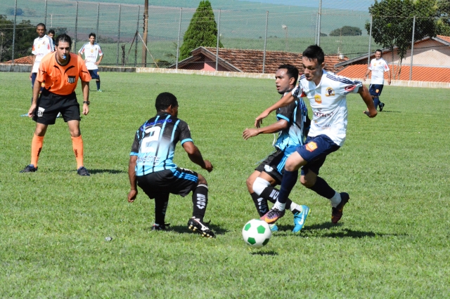 No tempo normal, São Cristovão (camisas brancas) empatou em 0 a 0 e venceu nos pênaltis o Grêmio da Vila