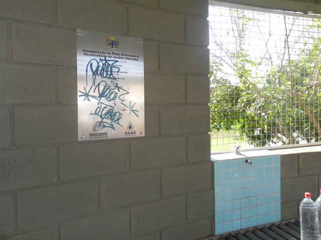 Além de pichar a placa, usuários da fonte têm deixado lixo da noite no local