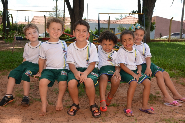 Crianças da EMEI Aurea Damasceno Bernardes vestindo os novos uniformes escolares