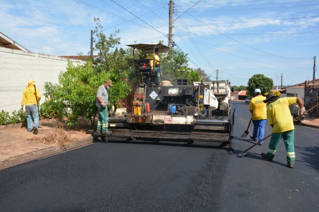 Funcionários da empresa contratada pela prefeitura trabalham em trecho da rua Olavo Brasil de Lima Júnior