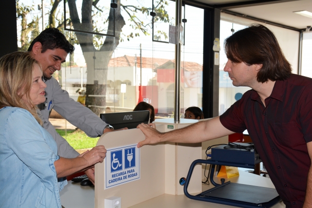 Diretor de Tecnologia Matheus Giacometti e a vereadora Diusaléia verificam a sinalização indicando o ponto de recarga para cadeira motorizada