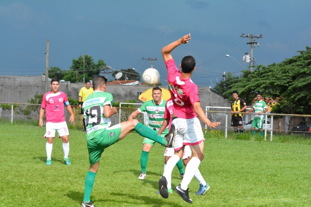 São José venceu o Nova Lençóis (uiforme verde e branco) na abertura das quartas de final do Society
