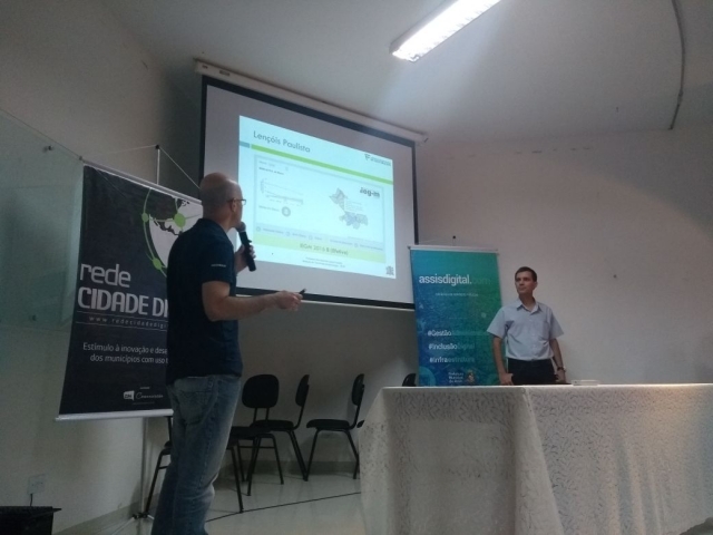 O servidor público, Emerson, apresenta o programa Conecta Cidadão em Fórum de Cidades Digitais