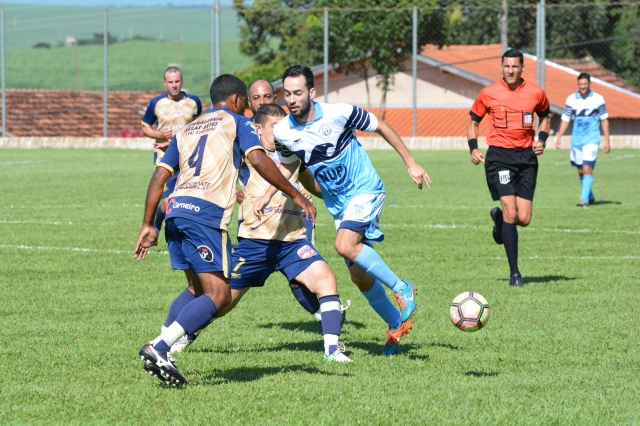 Em Alfredo Guedes, o Nova Lençóis (calções escuros) derrotou o Nacional