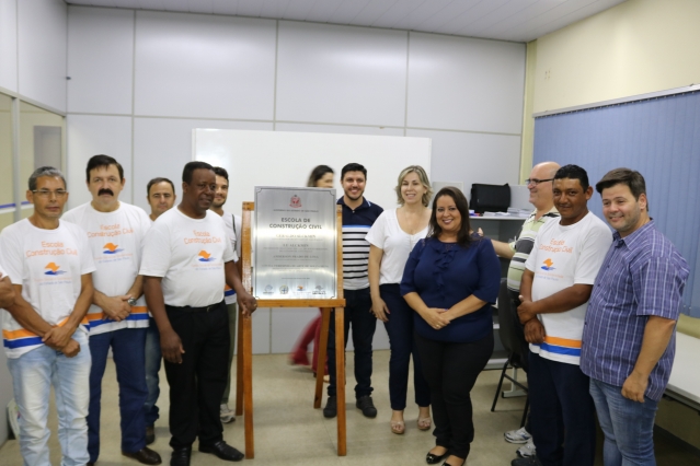 Prado, Cíntia Duarte e a diretora Priscila (CMFP) com alunos durante o descerramento da placa alusiva ao evento