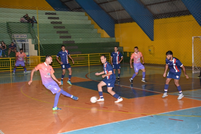 Açai goleou o Santa Catarina (uniforme azul escuro) na abertura das quartas de final da Copa Lençóis
