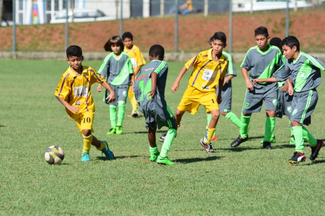 Lençóis Paulista (uniforme amarelo) estreou com vitória no Sub 10 da Copa Regional