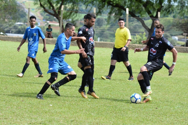 CAL (uniforme preto) goleou o Monte Azul na última rodada da fase de classificação