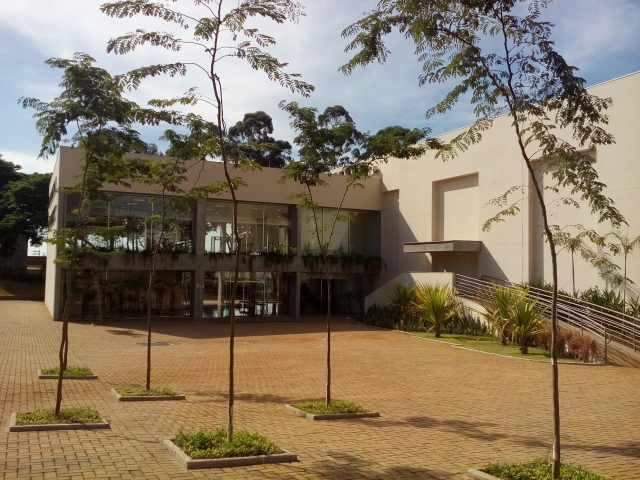 Teatro contempla além da acessibilidade, área verde externa permeável e calçada ecológica, entre outros itens