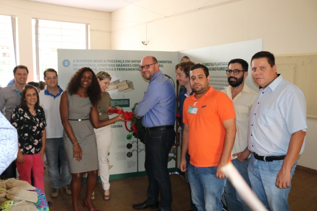 Autoridades e funcionários da Duratex inauguram mostra itinerante sobre a história da madeira