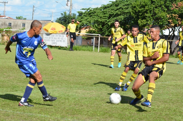 Jardim América (uniforme azul) venceu o Mercenários na rodada de sábado, 24