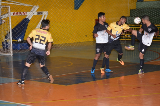 Santa Luzia (camisas amarelas) goleou o Atlético Lençóis na rodada de segunda-feira, 2