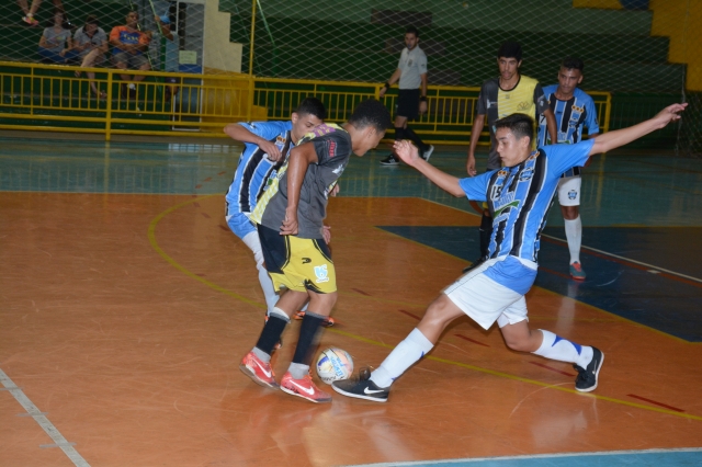 UME (azul e branco) conquistou vaga para as semifinais derrotando o Só Tapa nessa quarta-feira