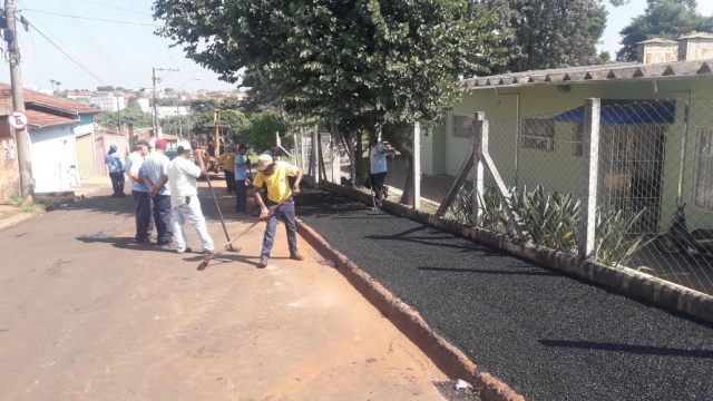 Calçamento do Centro Municipal do bairro Cecap foi refeito