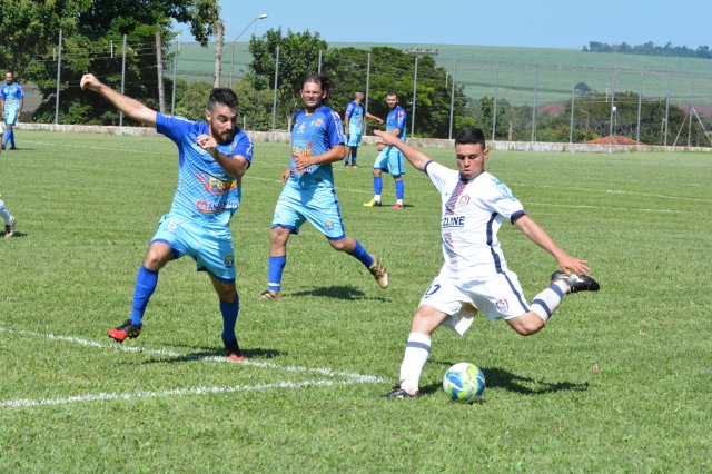 Em Alfredo Guedes, Grêmio Cecap venceu Nova Lençóis (uniforme branco) e está nas semifinais da Copa Lençóis