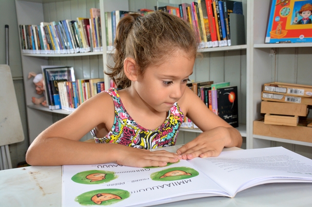 Beatriz Vitória da Silva, aluna da Etapa II da Escola Ivone Conti no Ponto de Leitura do Núcleo Luiz Zillo
