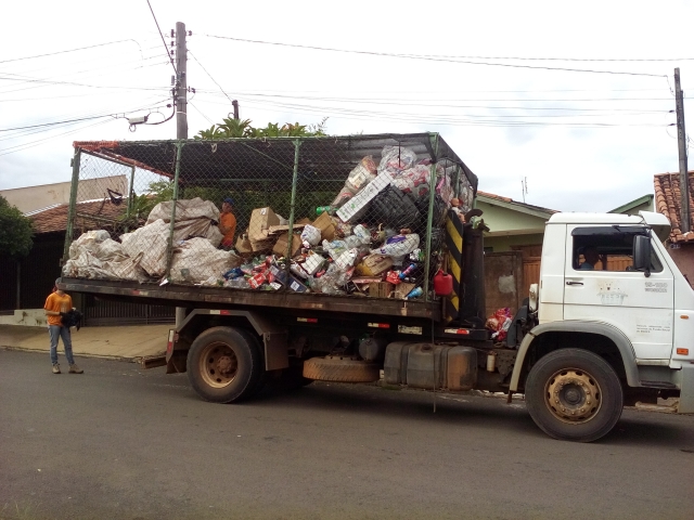 Coleta seletiva realizada pela Cooprelp em parceria com a Prefeitura Municipal é desenvolvida pelo sistema “porta a porta”