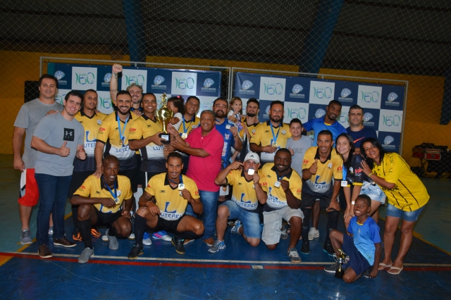 Jogadores do Santa Luzia comemoram título da Série Ouro