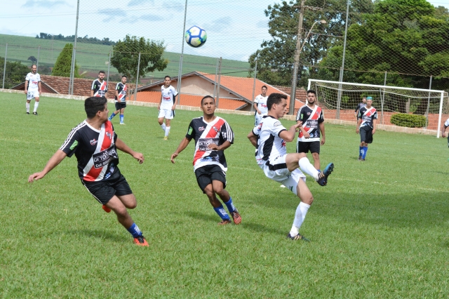 CAL (uniforme branco) derrotou o Reduto Tricolor e agora enfrenta o Grêmio Cecap em busca de vaga na final