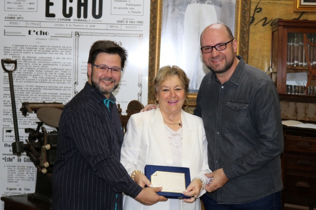 Prefeito Prado e o secretário Marcelo Maganha com Meire Chitto, colaboradora do museu e filha de Alexandre Chitto